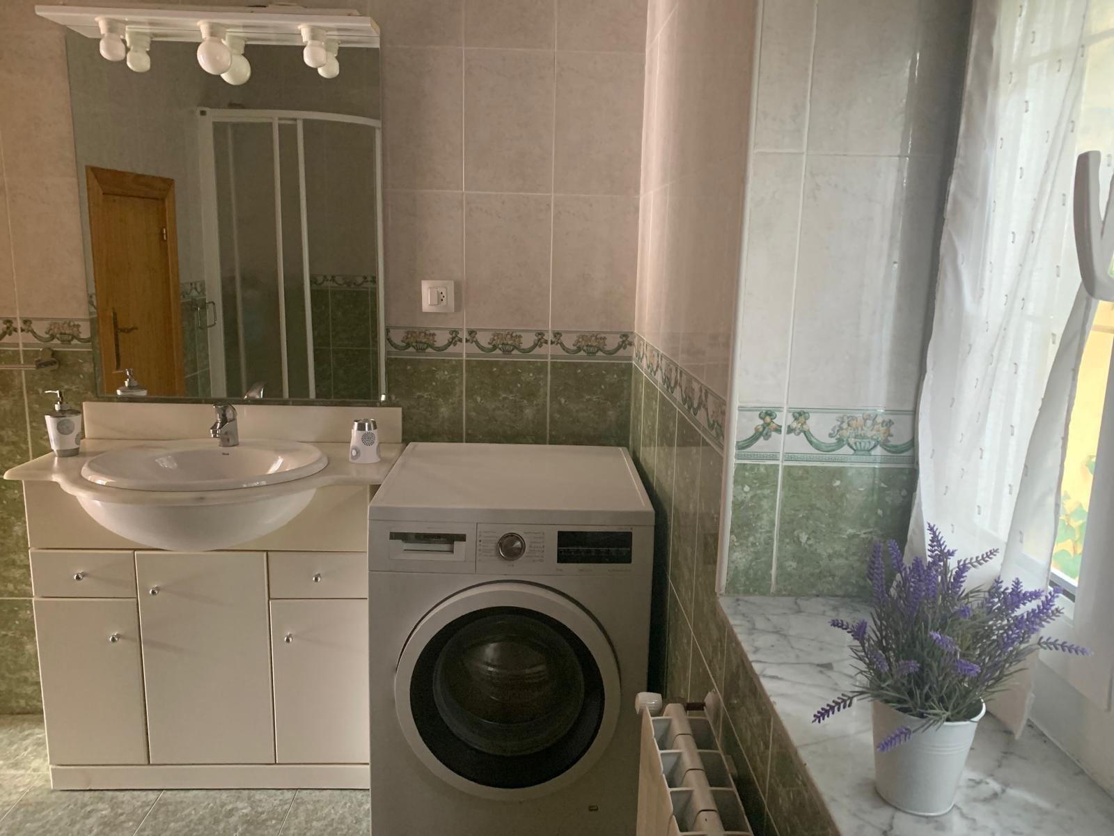 Casa Entre Mar y Montaña – Zona de lavado Zona de lavadora en baño de Casa Entre Mar y Montaña en Cantabria