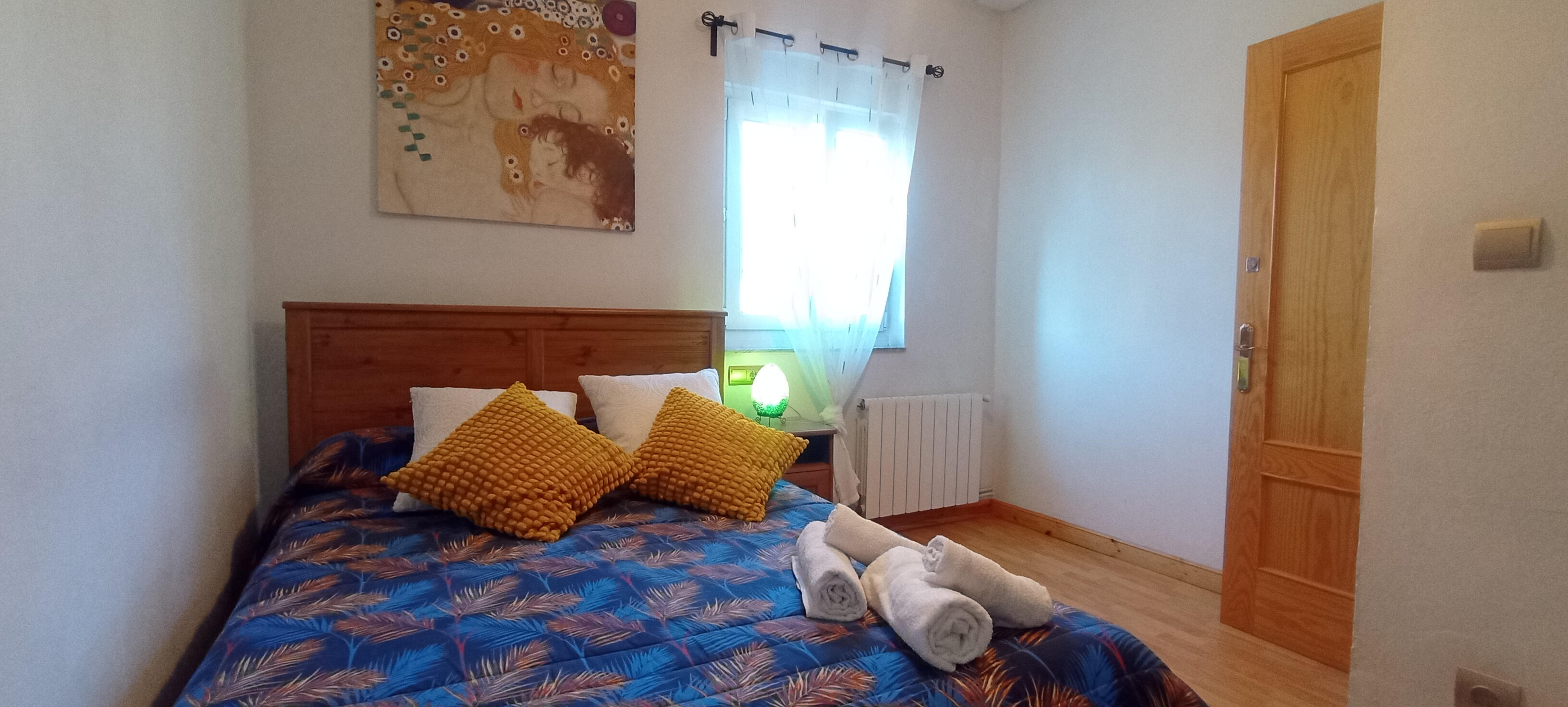 Dormitorio principal con cama de matrimonio en Casa Entre Mar y Montaña en Cantabria