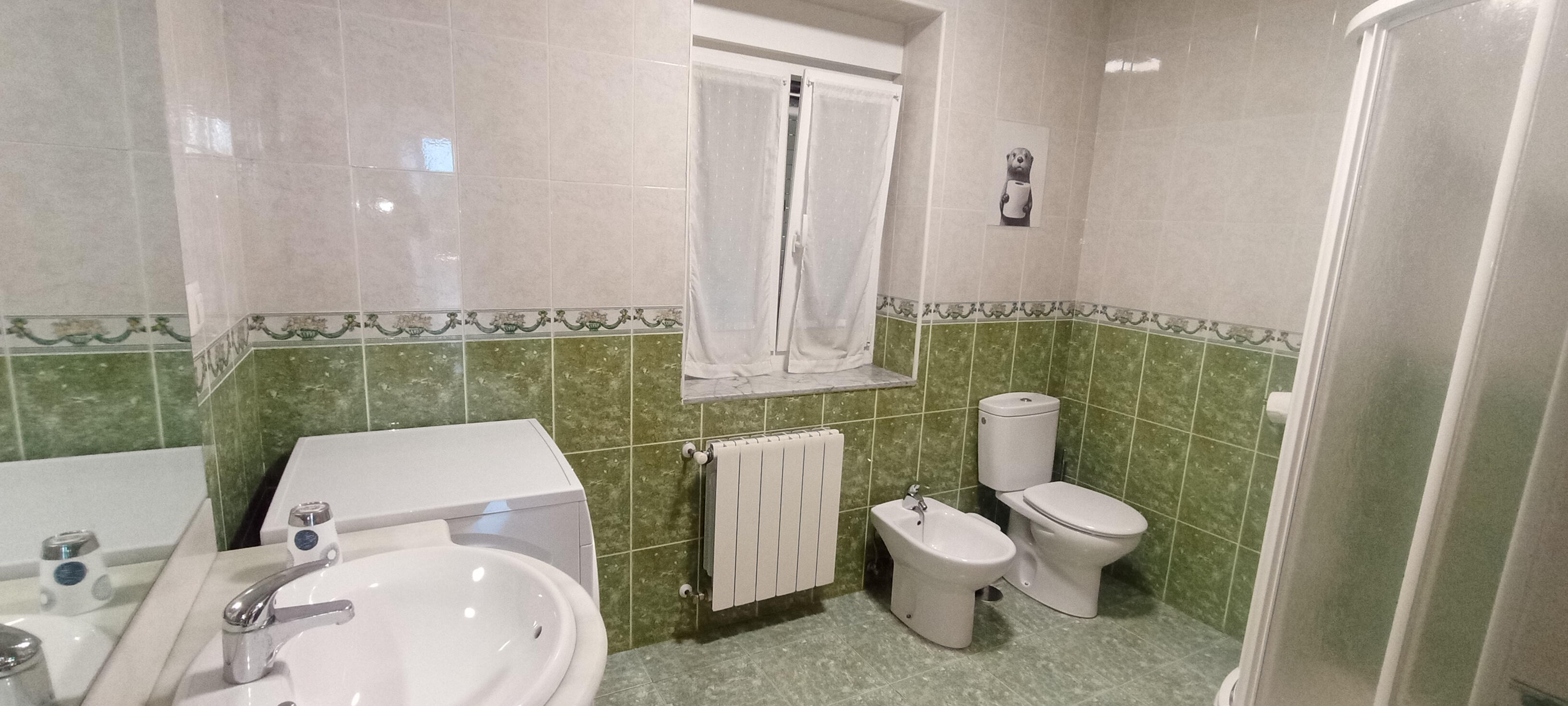 Baño completo con cabina de ducha en Casa Entre Mar y Montaña en Cantabria