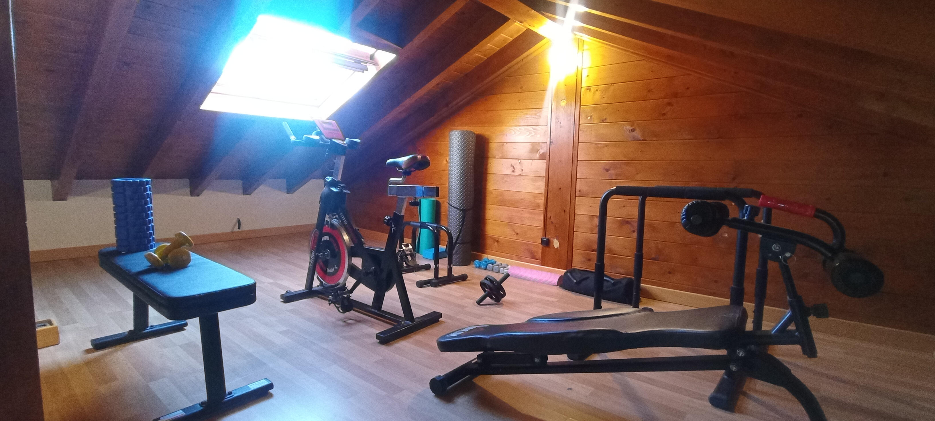 Gimnasio en buhardilla de Casa Entre Mar y Montaña en Cantabria