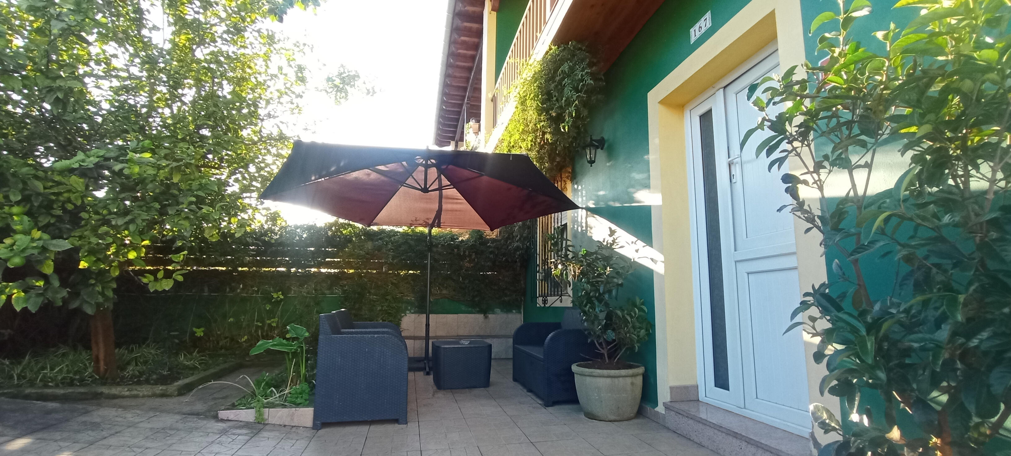 Piscina privada y terraza exterior de Casa Entre Mar y Montaña en Cantabria